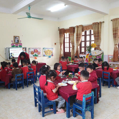 HOẠT ĐỘNG TRẢI NGHIỆM  “ NẶN BÁNH TRÔI” CỦA CÁC BÉ  LỚP 4-5 TUỔI A4